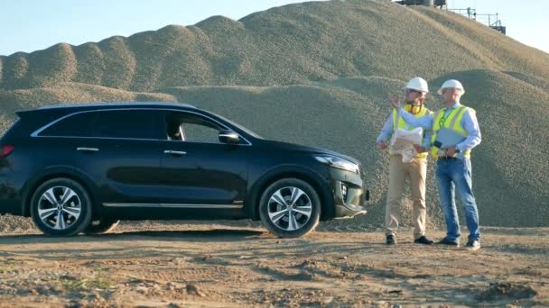 Los expertos están hablando en la cantera al lado de un coche — Vídeo de stock