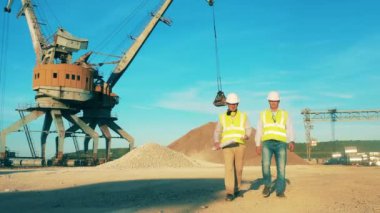 Taş ocağında iki uzman yürüyor.