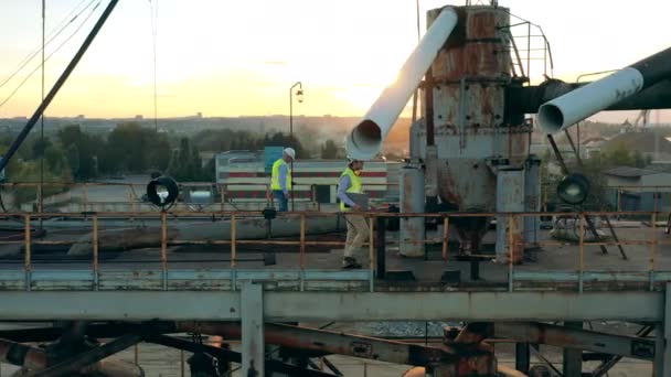 Engenheiros estão andando ao longo da plataforma de construção na pedreira — Vídeo de Stock