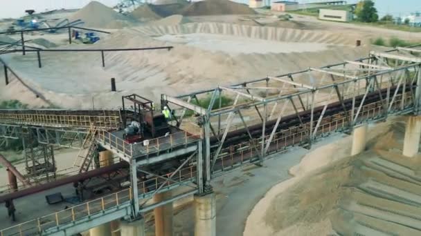 Machinery construction in port with two engineers observing it — Stock Video