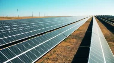 Birkaç sıra paneli olan güneş enerjisi santrali. Güneş pilleri, yenilenebilir enerji üretimi.