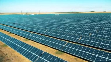 Güneş enerjisi istasyonundaki batarya inşaatı. Modern güneş panelleri, ekolojik dost enerji üretimi.