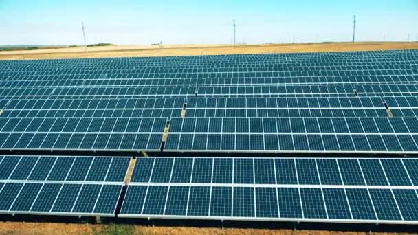 Filas de paneles solares en la central eléctrica al aire libre. Paneles solares modernos, producción ecológica de energía amigable. — Vídeos de Stock