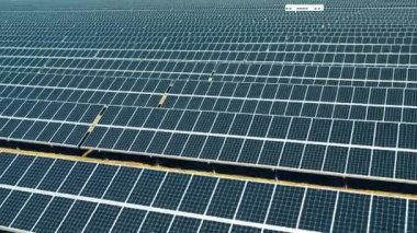 Güneş enerjisi çiftliğinde sıra sıra güneş pilleri. Modern güneş panelleri, ekolojik dost enerji üretimi.