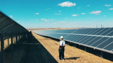 Güneş müfettişi açık hava enerji santralini inceliyor.