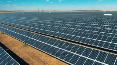 Bol güneş paneli olan güneş enerjisi çiftliği. Modern güneş panelleri, ekolojik dost enerji üretimi.