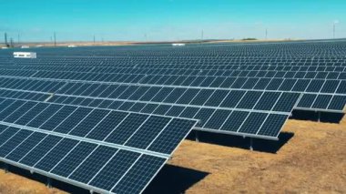 Modern güneş panelleri, ekolojik dost enerji üretimi. Güneş enerjisi santralindeki pil hatları.