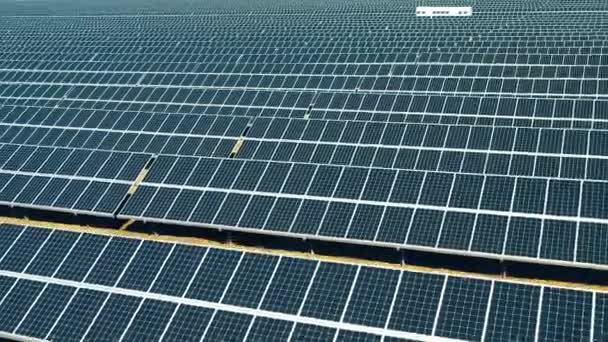 Linhas de baterias solares na fazenda de energia solar. Painéis solares modernos, produção de energia ecológica amigável. — Vídeo de Stock