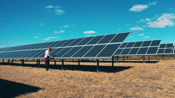 Inspector está comprobando las baterías en la granja de energía solar — Vídeos de Stock