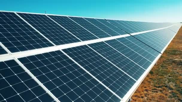 Superficies de los paneles solares instalados en una línea — Vídeos de Stock