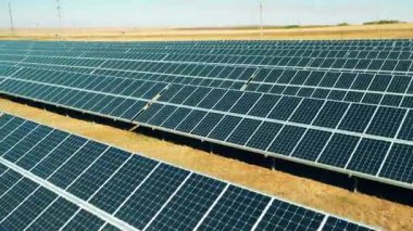 Güneş enerjisi santralinde birden fazla pil var.