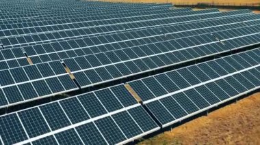 Açık havada bataryalı güneş enerjisi çiftliği. Güneş pilleri, yenilenebilir enerji üretimi.