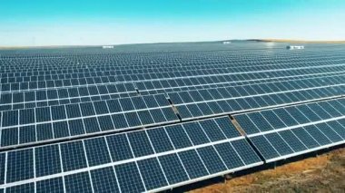 Bir sahaya güneş pilleri monte edildi. Modern güneş panelleri, ekolojik dost enerji üretimi.