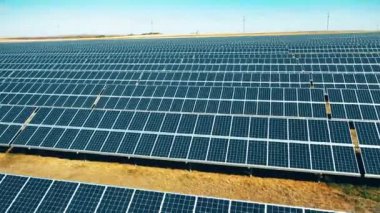 Üzerine güneş enerjisi santrali kurulmuş bir alan.