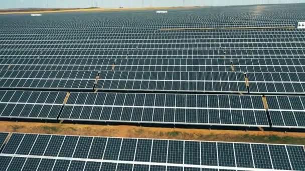 Células solares, producción de energías renovables. Vista superior de una planta de energía solar con muchas baterías — Vídeos de Stock