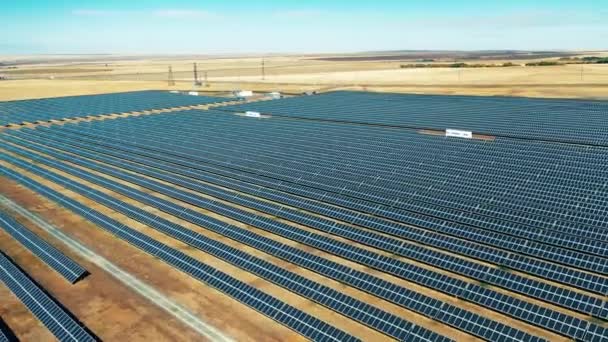 Gran central solar situada al aire libre — Vídeo de stock