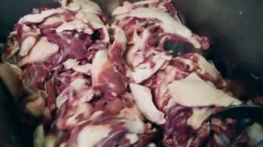 Endüstriyel öğütücü et işliyor. Et işleme ekipmanları.