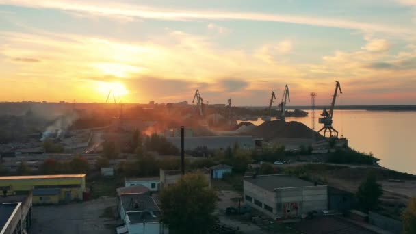 Paisaje con grúas de carga y sitio minero al atardecer — Vídeo de stock