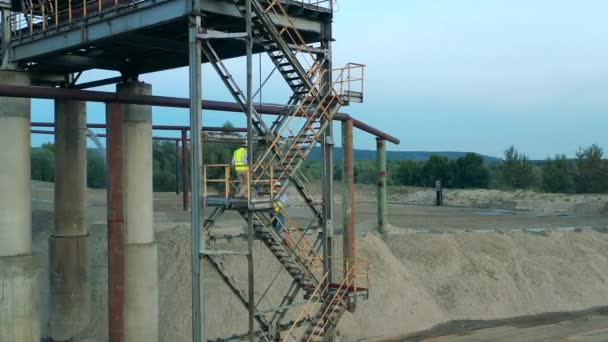 Les ingénieurs descendent d'une construction dans le port — Video