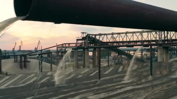 Water met zand stroomt door buizen van een steengroeve. — Stockvideo
