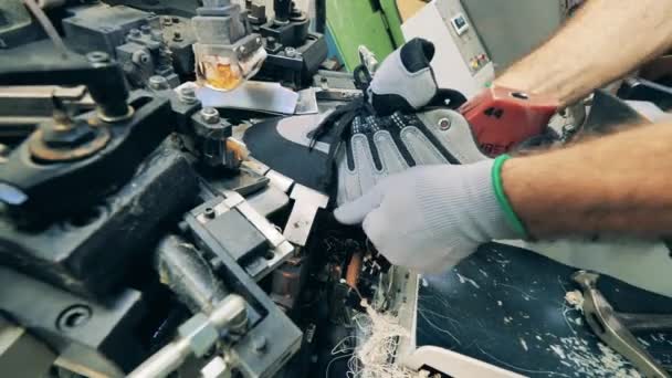 Fabrikstillverkning av skodon. Industriell maskin sätter en sneaker i form — Stockvideo