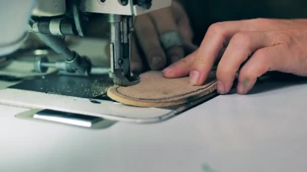 La semelle de chaussure est cousue par un ouvrier d'usine. Installation de production de chaussures. — Video