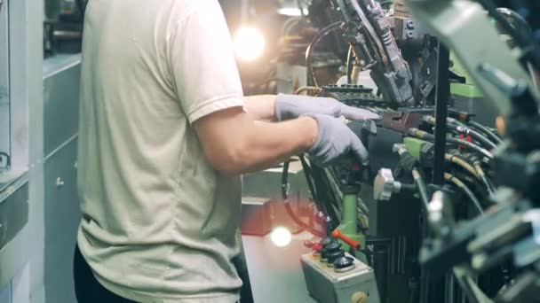 工場労働者は産業機械で靴をステッチしています — ストック動画