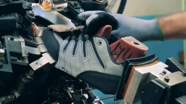 Industrimaskinen används för att forma en stövel. Fabrikstillverkning av skodon. — Stockvideo