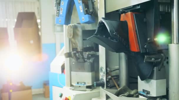 Factory arbejdstager er at sætte materiale i en maskine til at lave sko – Stock-video