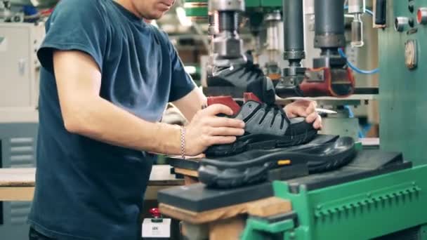 Промисловий працівник складає черевик і єдине — стокове відео