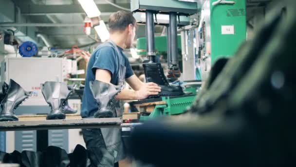 Εγκαταστάσεις παραγωγής υποδημάτων. Οι βιομηχανικοί εργάτες χρησιμοποιούν εξοπλισμό εργοστασίου για να φτιάξουν παπούτσια. — Αρχείο Βίντεο