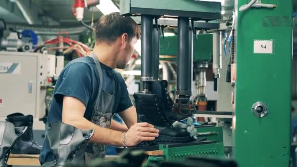 男性労働者が靴を製造する履物工場 — ストック動画