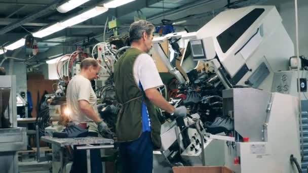 Produção de calçado realizada por trabalhadores da fábrica do sexo masculino — Vídeo de Stock