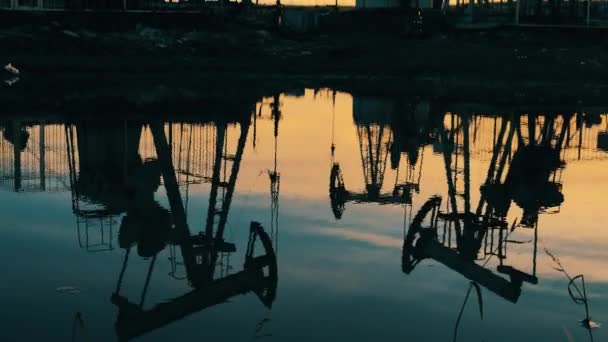 Yansımalı ham petrol pompası valeleri çalışıyor — Stok video