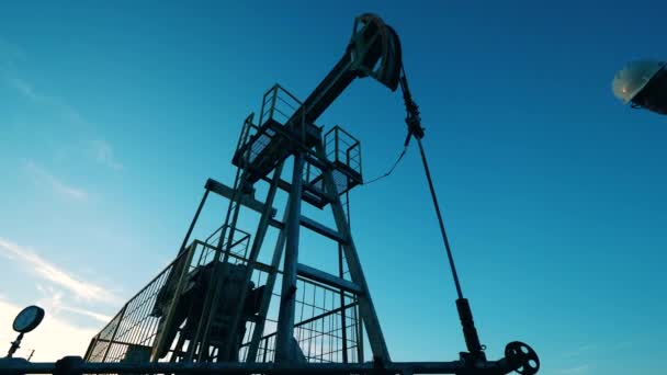 Ölarbeiter überwachen den Pumpenheber des Rohöls. Ölindustrie, Rohölpreiskonzept. — Stockvideo
