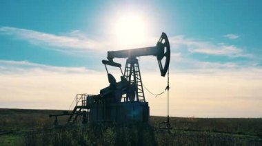 Petrol sahasında çalışan yağ pompası krikosu. Petrol endüstrisi, ham petrol fiyatları kavramı.