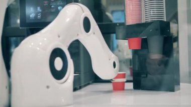 Kafede kahve yapan bir robot.