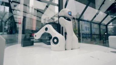 Yüksek teknolojili kahve robotu çalışırken kollarını hareket ettiriyor. Robot, yenilik, ai konsepti.