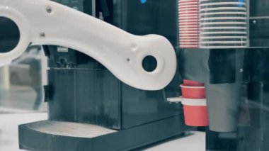 Robot kahve fincanının yerini değiştiriyor. Kapat.