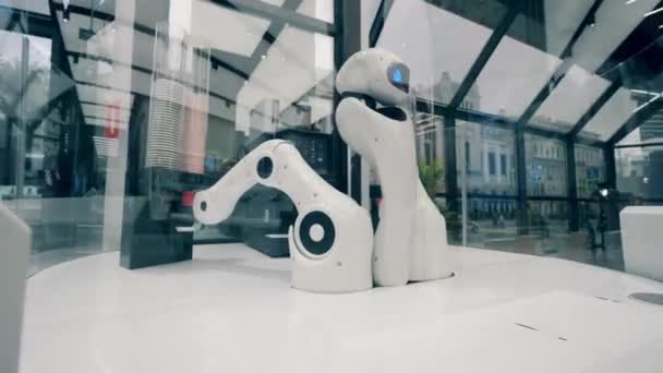 Robô de café de alta tecnologia movendo seus braços enquanto trabalhava. Robô, inovação, ai conceito. — Vídeo de Stock
