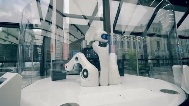 ロボットコーヒーショップで働く革新的なロボット。愛未来科学技術の概念. — ストック動画