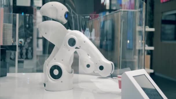 Roboter serviert dem Menschen eine Tasse Kaffee — Stockvideo