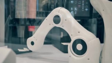 Barista robotunun hareket eden kolları. Kapat.