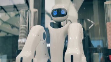 Kafeteryada bekleme modunda yüksek teknoloji kahve robotu.