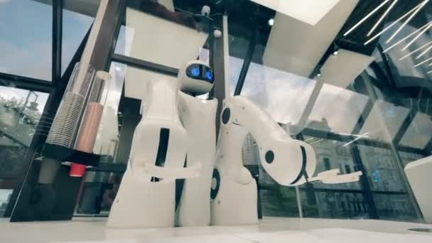 Robotyczny barista w kawiarni w gotowości. Robot, innowacje, koncepcja tajska. — Wideo stockowe