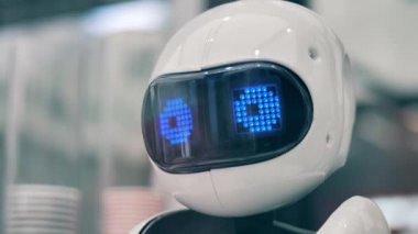Hareketli gözlü robot kafa. Kapat.