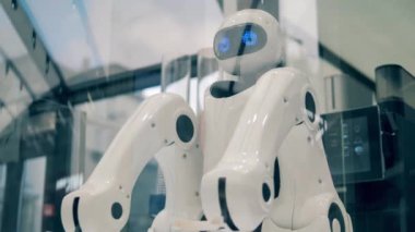 Robot, yenilik, ai konsepti. Kahve robotu kahve dükkanında siparişleri bekliyor.