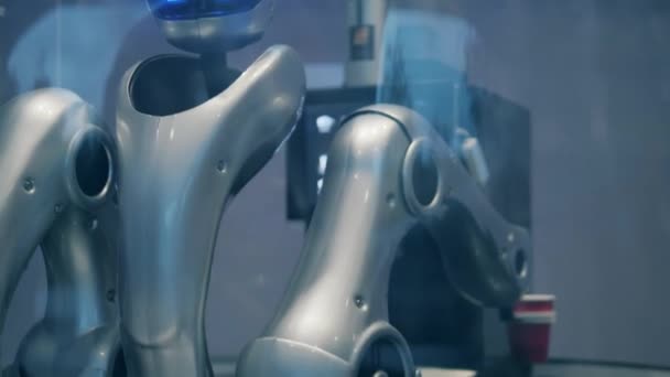 Ай, концепция будущего науки и техники. Роботизированная бариста, подающая чашку кофе — стоковое видео