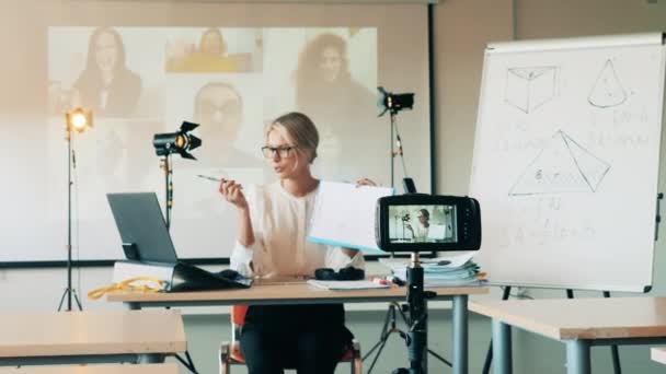 La tutora está conduciendo una lección a través de Internet — Vídeos de Stock