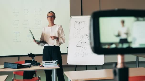 Clasa de internet este condusă de o doamnă profesor — Videoclip de stoc